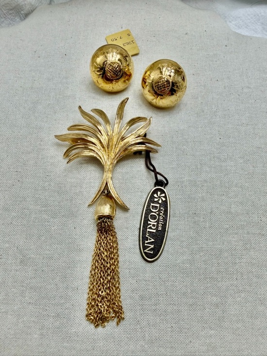 D’Orlan Jewelry - D’Orlan Mid Century Modern Tassel Gold Brooch and clip earrings #36set